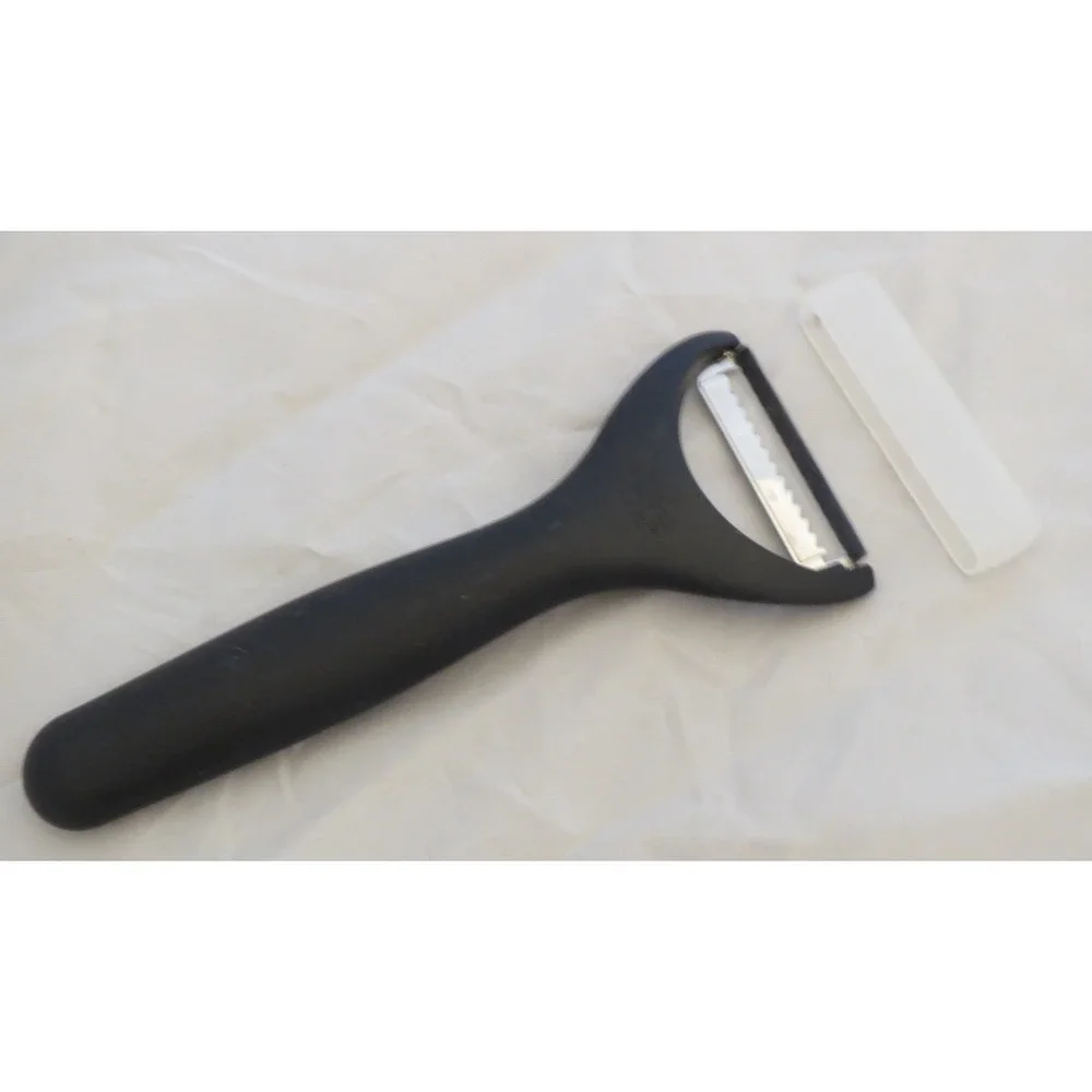 Pampered Chef Julienne Peeler #1073 with Blade‎ Guard